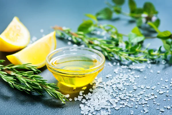 Resh limón con aceite —  Fotos de Stock