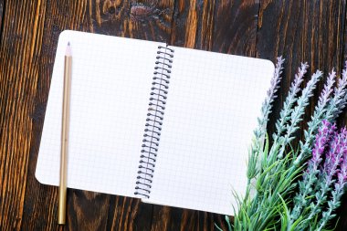 ahşap masa üzerinde lavanta