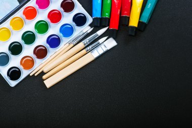 boya ve fırça masada