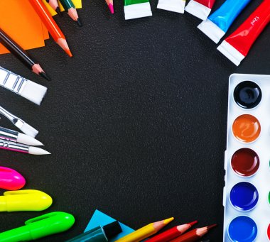 tablo üzerinde okul malzemeleri