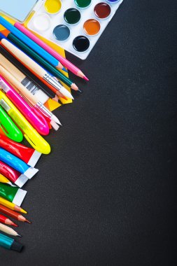 tablo üzerinde okul malzemeleri