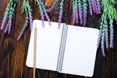 ahşap masa üzerinde lavanta