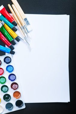 tablo üzerinde okul malzemeleri