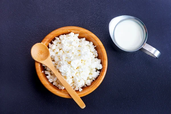 Cottage cheese with milk — Stock Photo, Image