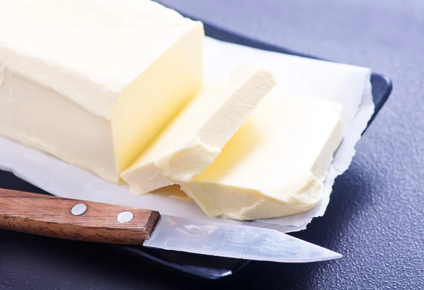 Mantequilla en rodajas en el plato — Foto de Stock