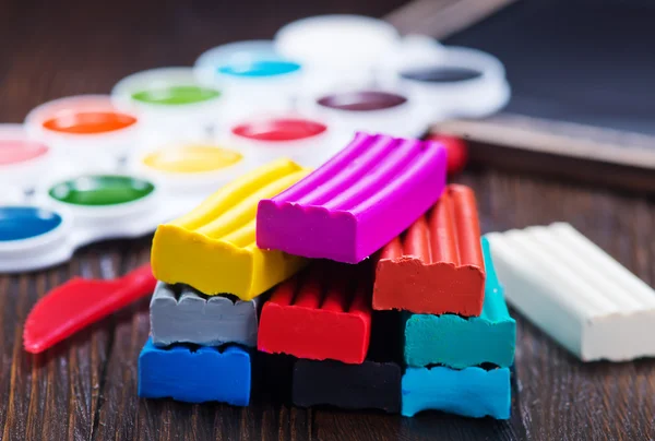 Kleurrijke plasticine op tafel — Stockfoto