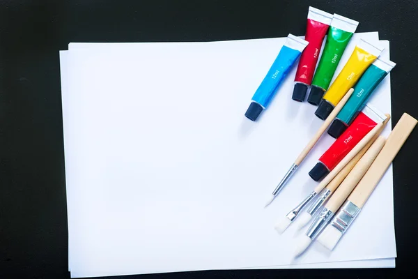 Schoolbenodigdheden op tafel — Stockfoto