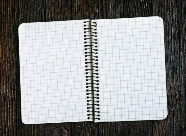 Cuaderno vacío sobre mesa de madera — Foto de Stock