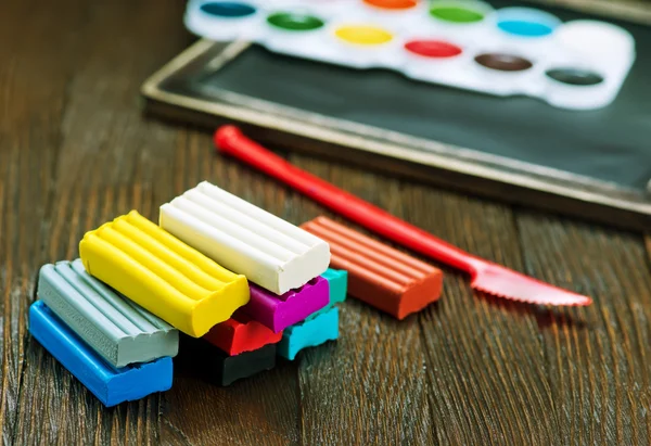 Bunte Knete auf dem Tisch — Stockfoto