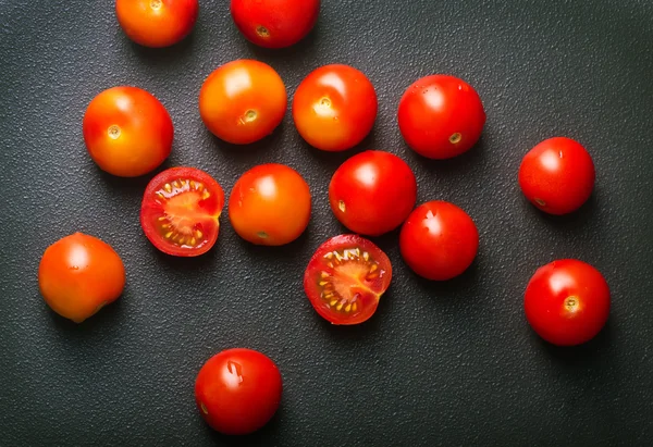 Tomaten auf schwarzem Tisch — Stockfoto