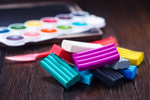 Kleurrijke plasticine op tafel — Stockfoto