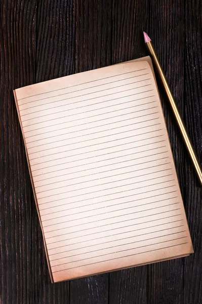 Pusty notebooka na drewnianym stole — Zdjęcie stockowe