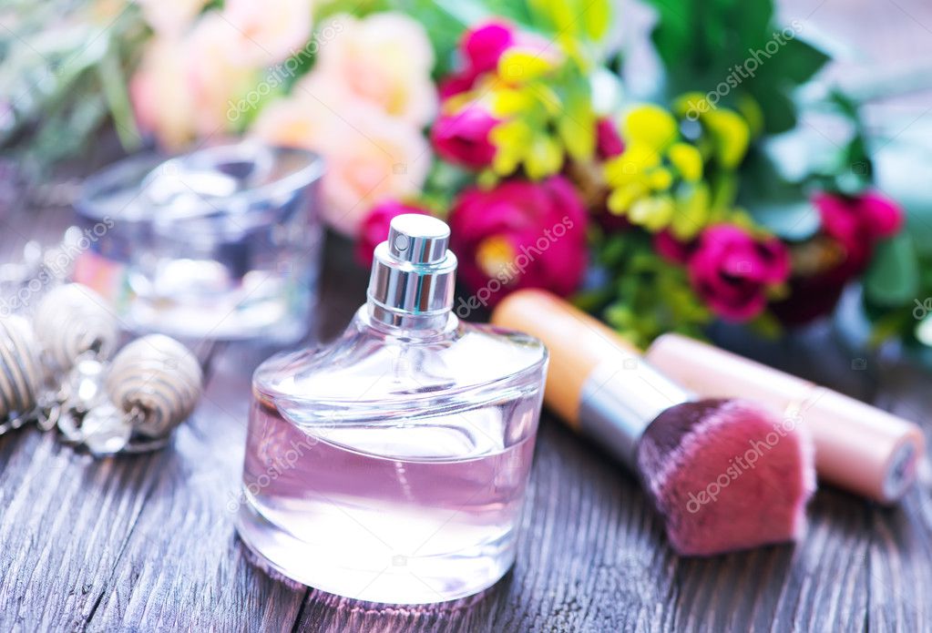 Waterig gras Uitrusten Parfum en bloemen op tafel ⬇ Stockfoto, rechtenvrije foto door © tycoon  #125623708