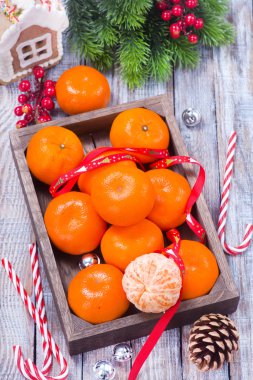 tepsi üzerinde taze mandalina