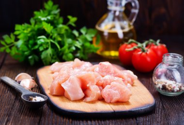 ahşap tahta üzerinde tavuk fileto