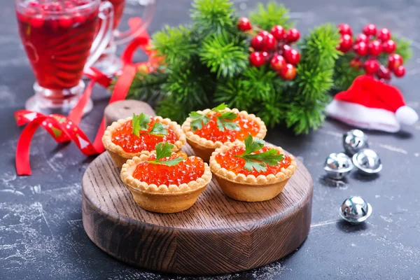 Canapé com caviar de salmão vermelho — Fotografia de Stock