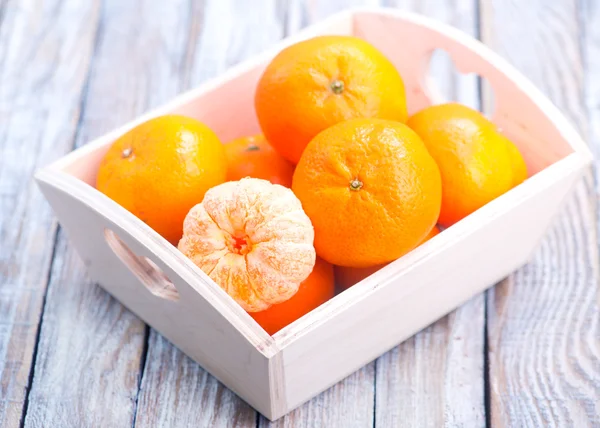 Mandarinas frescas en bandeja — Foto de Stock