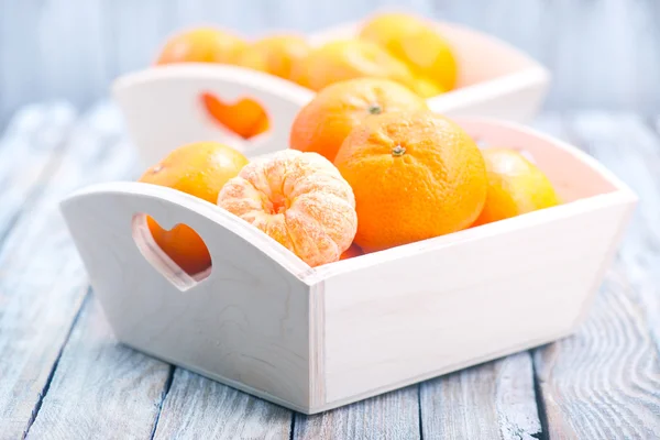 Čerstvé mandarinky na zásobníky — Stock fotografie