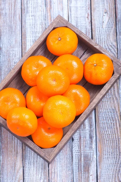 Frische Mandarinen auf Tablett — Stockfoto