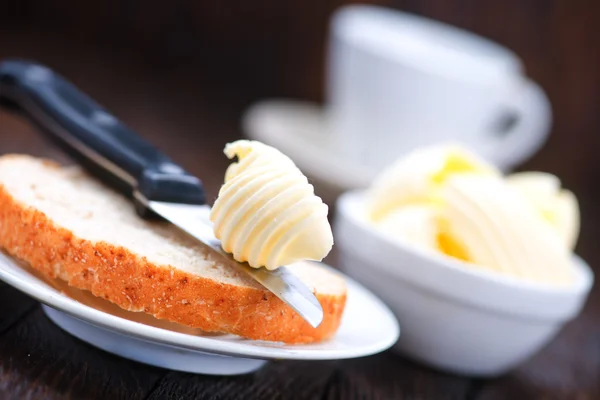 Масло на белой тарелке — стоковое фото