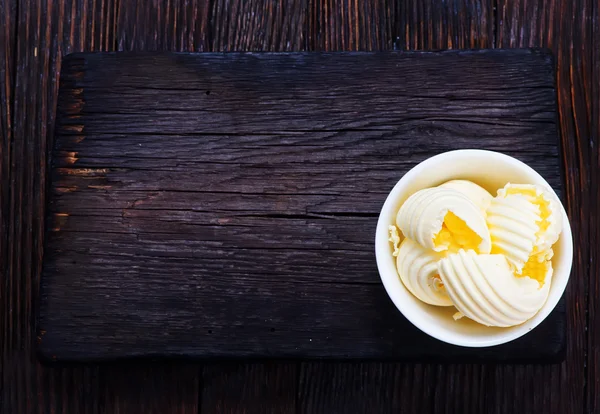 Mantequilla en plato blanco — Foto de Stock