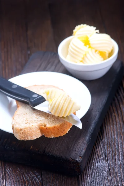 Масло на білій тарілці — стокове фото