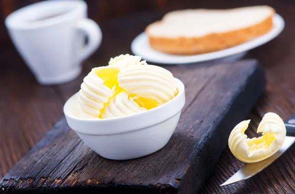 Mantequilla en plato blanco — Foto de Stock