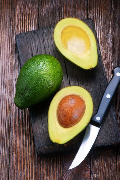 Verse avocado 's op houten plank — Stockfoto
