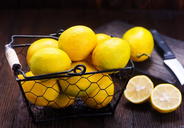 Fresh lemons in basket — Stock Photo, Image