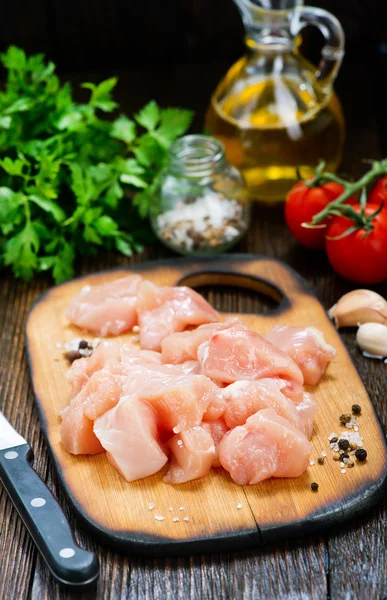 Filetto di pollo su tavola di legno — Foto Stock