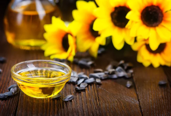 Sunflower oil and seeds — Stock Photo, Image