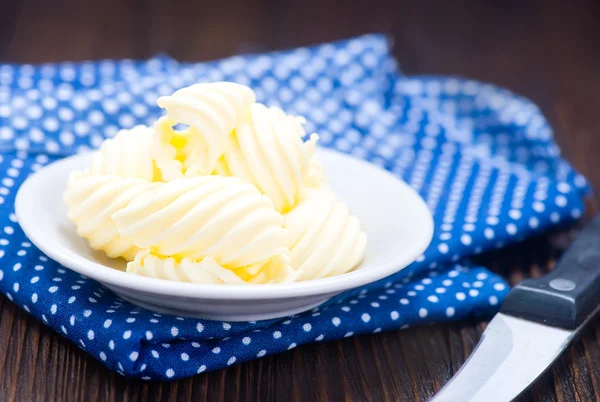 Butter auf weißem Teller — Stockfoto