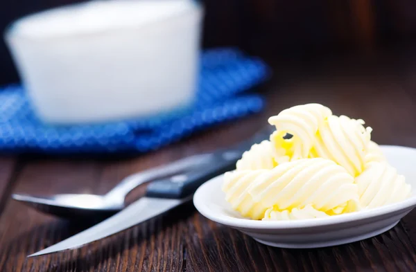 白い皿の上にバターします。 — ストック写真