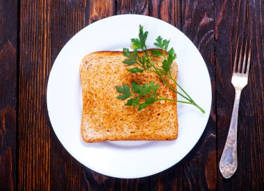 plaka üzerinde kızarmış tost