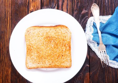plaka üzerinde kızarmış tost