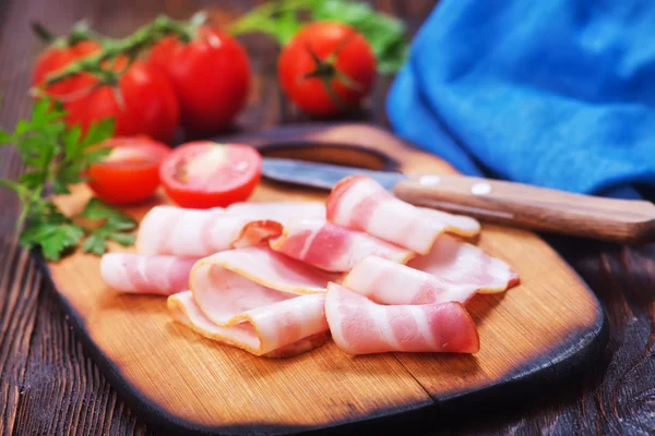 Bacon fumé sur planche en bois — Photo