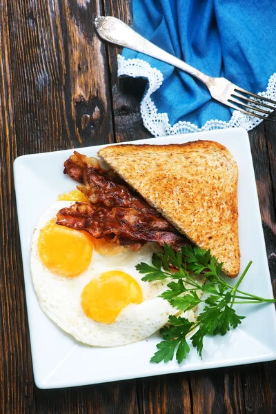 접시에 계란과 튀김된 베이컨 — 스톡 사진
