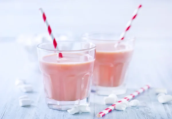 Cocoa drink in glasses — Stock Photo, Image