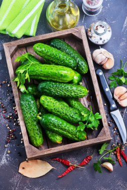 kutusunda taze salatalık