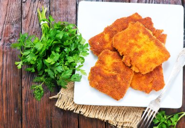 Beyaz Tabakta Kızarmış Balık