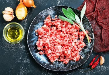 Kıyma plaka üzerinde