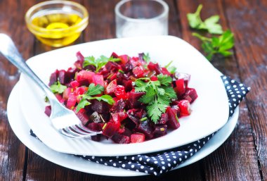 Pancar salatası plaka üzerinde