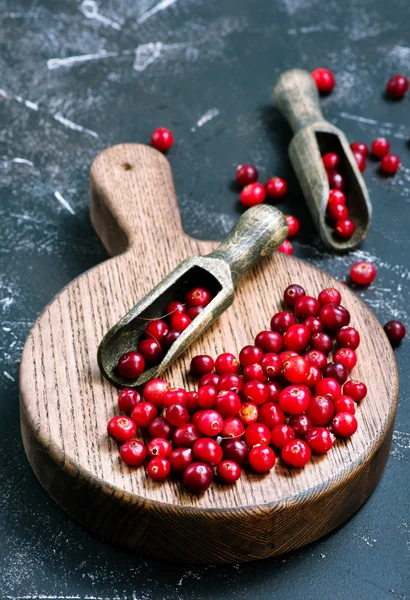 Σωρός από cranberries στην ξύλινη σανίδα — Φωτογραφία Αρχείου