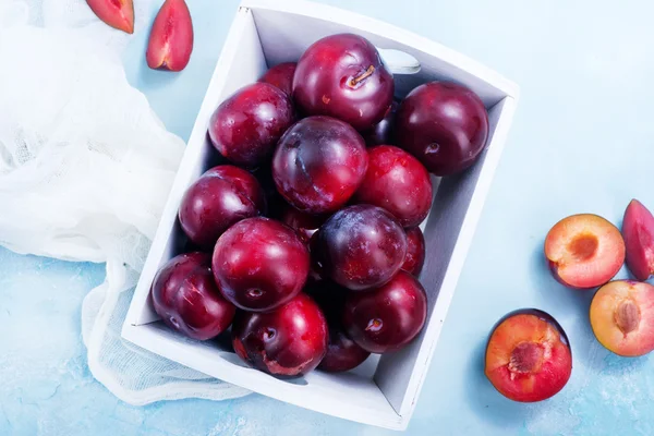 Prunes fraîches en boîte — Photo