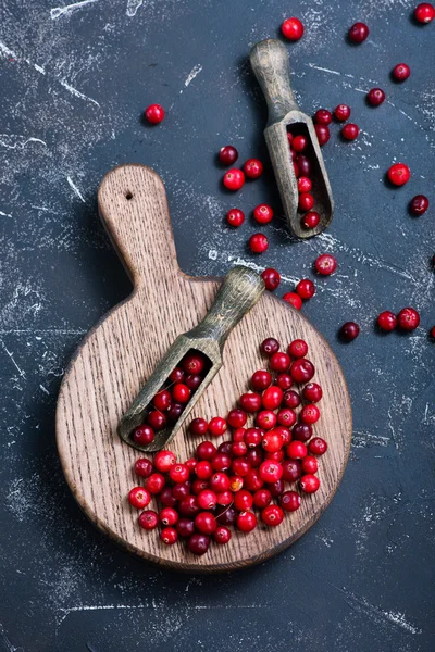 Σωρός από cranberries στην ξύλινη σανίδα — Φωτογραφία Αρχείου