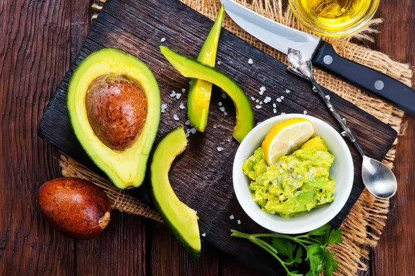 Avocado saus in kom — Stockfoto