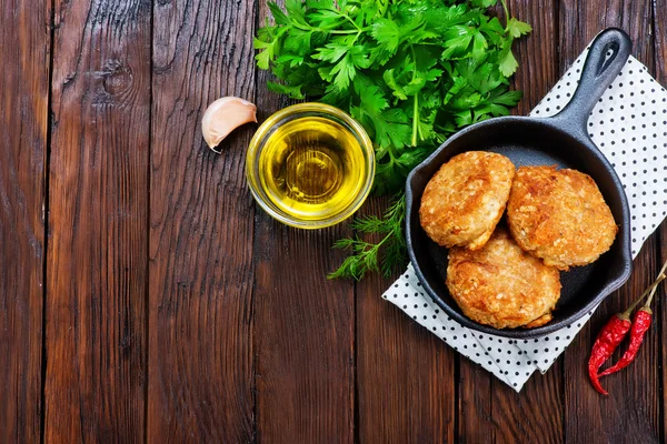 Kip schnitzels op pan — Stockfoto