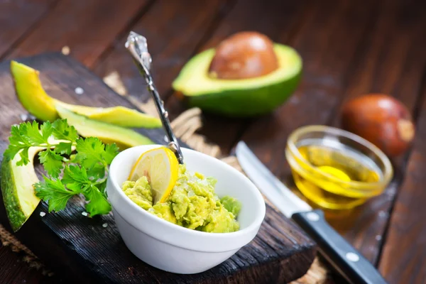 Соус авокадо в миске — стоковое фото