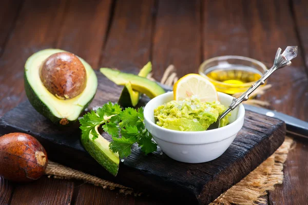 Соус авокадо в миске — стоковое фото