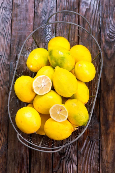 Νωπά κίτρινα λεμόνια — Φωτογραφία Αρχείου